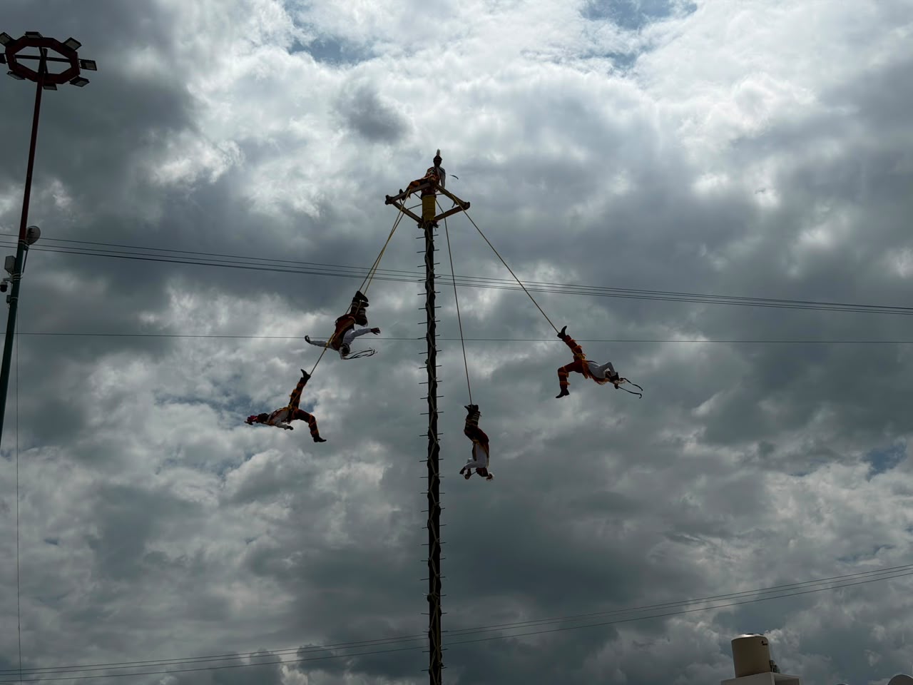 Entre música, tradición y cultura, los Voladores Águilas Aztecas impactan en la Feria de Huamantla
